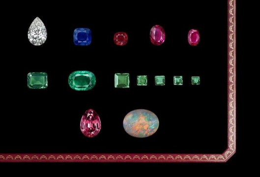 Set de pierres présentées par Cartier avant qu'elles soient montées sur des bijoux présentés à la XXVIIe Biennale des antiquaires. 
